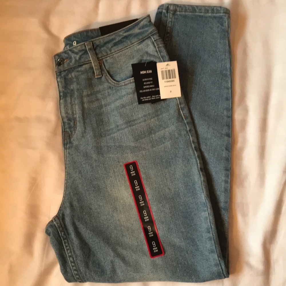 Light wash high waisted relaxed fit Mom jeans with tapered cuff NWT